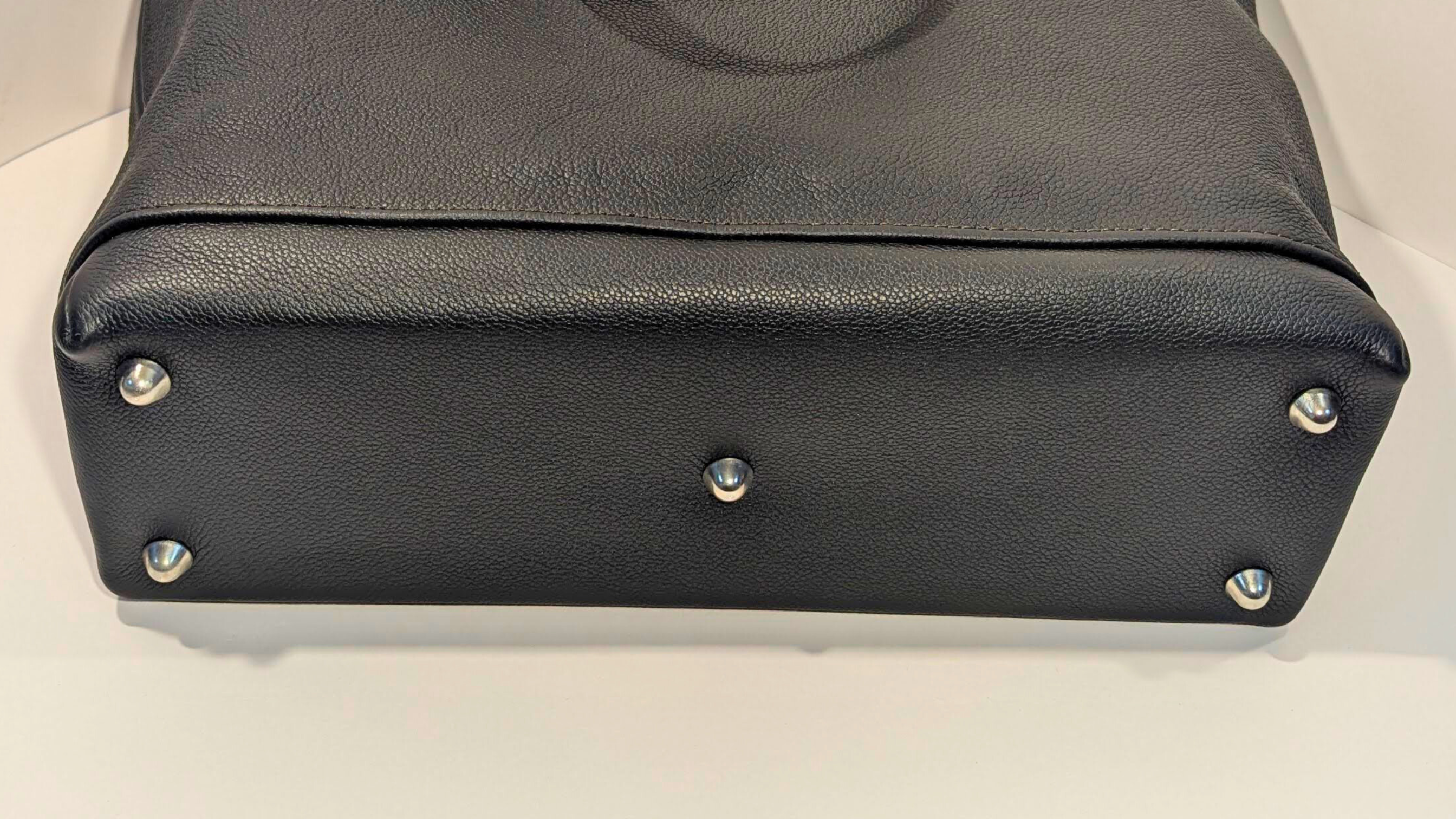 Fond renforcé du sac cabas avec pieds
